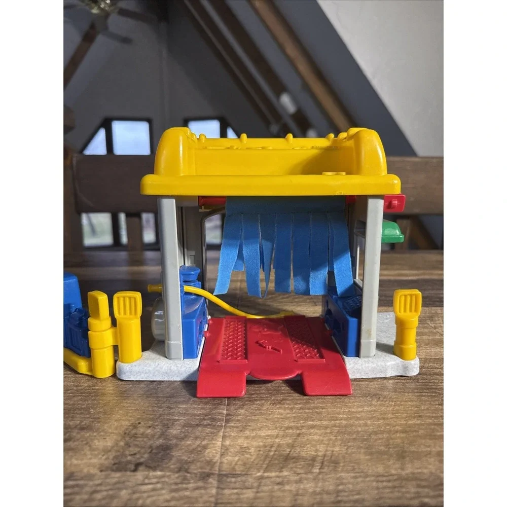 Fisher Price Little People Gas & Go Car Wash Playset W/ Tow Truck,‎ 1 Figure VTG